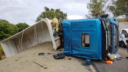 Carreta tomba na BR 040 e bombeiros socorrem condutor