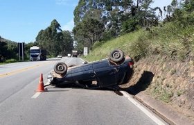 Condutor inabilitado perde controle do carro e capota