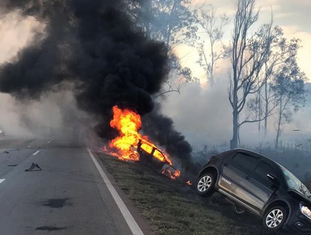 Queimada provoca acidente na BR 040 e carro pega fogo
