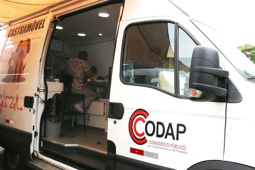 Castramóvel do CODAP percorre municípios realizando castrações gratuitas
