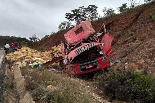 Acidente deixa motorista ferido e carga de batata se espalha
