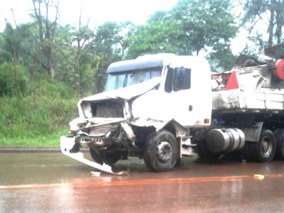 Acidente e chuva complicam trânsito na BR 040