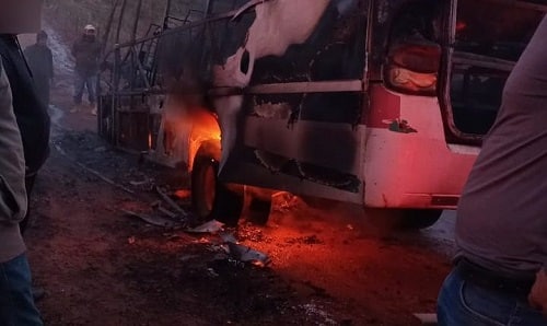 Ônibus escolar pega fogo