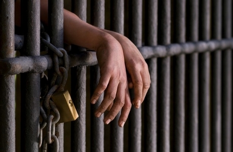 Homem vai na delegacia registrar B.O e acaba preso