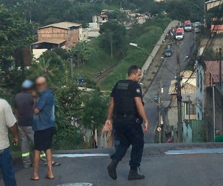 Crianças sofrem acidente grave de bicicleta em rua muito íngreme