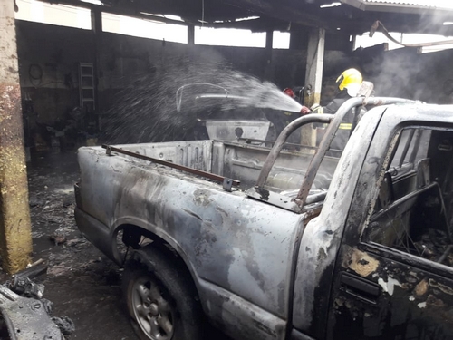 Incêndio em oficina queima quatro carros