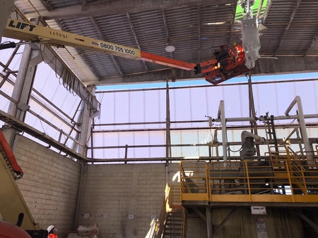 Aeronave cai em telhado de empresa mineradora