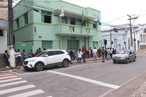 Comerciantes protestam em frente a prefeitura