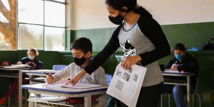 Volta às aulas presenciais não será mais facultativa a partir de 3/11 em Minas Gerais