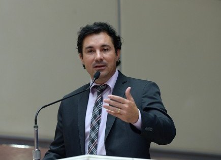 Projeto de deputado facilita isenção de IPVA para portadores de Síndrome de Down