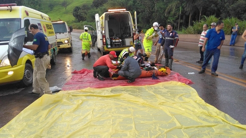 Acidente deixa feridos e fecha BR 040 em Congonhas