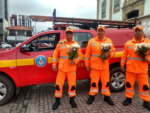 Bombeiros homenageiam as mulheres