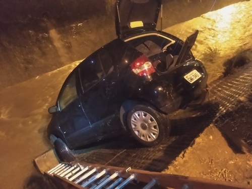 Motorista cai com carro dentro de córrego e é salva por bombeiro