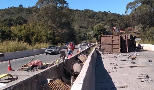 Carreta tomba e fecha pista da BR 040
