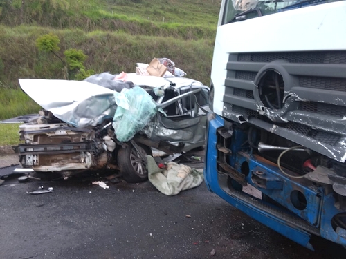 Gol roda na pista, bate em caminhão e motorista morre
