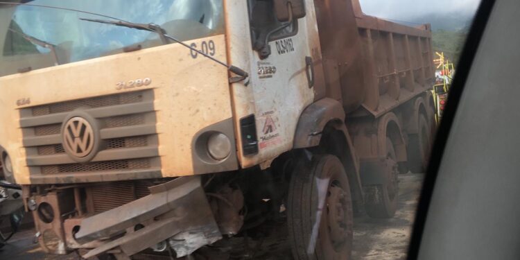 Acidente entre caminhão e carreta deixa BR 040 com trânsito lento