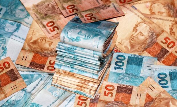 Senhora acha quase 10 mil reais e devolve ao dono