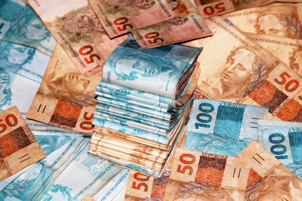 Senhora acha quase 10 mil reais e devolve ao dono