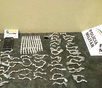Dupla é flagrada com 250 embalagens de crack e 97 pinos de cocaína