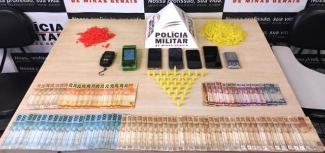 PM cumpre mandados e prende suspeitos de tráfico de drogas