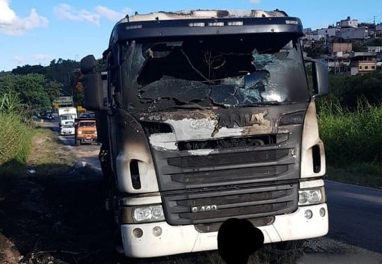 Carreta pega fogo na BR 265