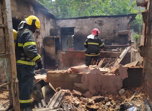 Incêndio durante troca de botijão de gás destrói residência