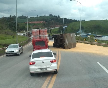 Trânsito liberado na BR 040 após limpeza de carga derramada em acidente