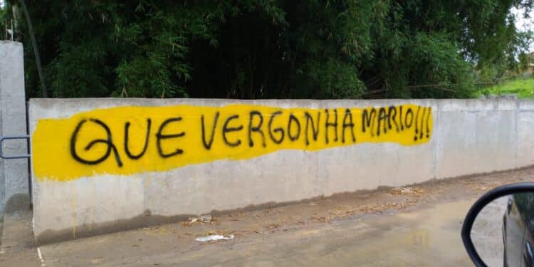 Ponte é pichada em Lafaiete e moradores cobram conclusão da obra