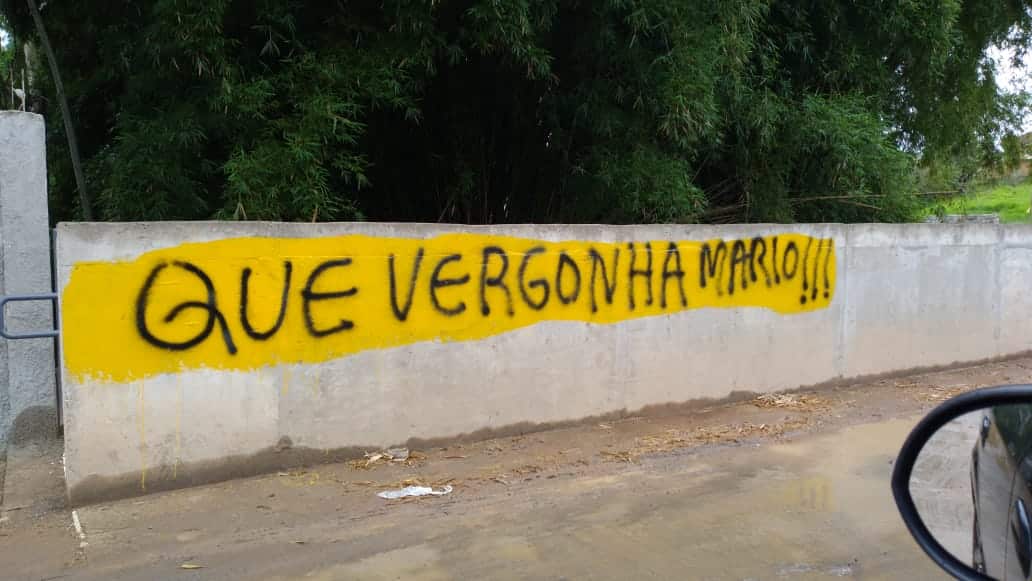 Ponte é pichada em Lafaiete e moradores cobram conclusão da obra