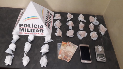 Cão fareja droga e suspeito de tráfico é preso