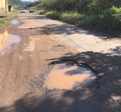 Av. Geraldo Plaza é tomada por buracos e mato