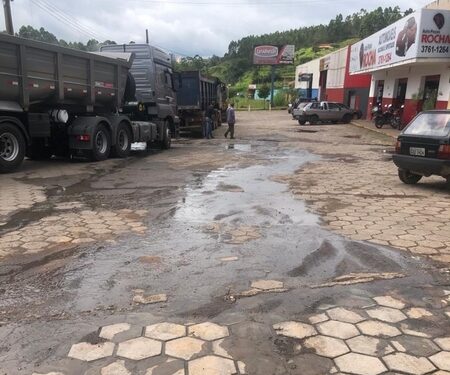Esgoto a céu aberto e mau cheiro atrapalham comércio na Barreira