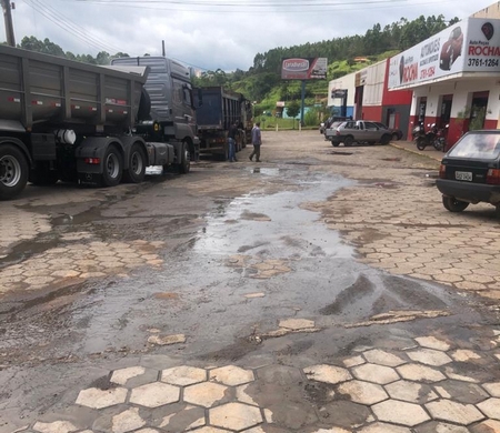 Esgoto a céu aberto e mau cheiro atrapalham comércio na Barreira