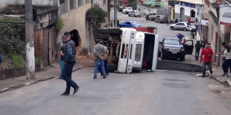 Carreta tomba na rua Brasil e fecha o trânsito