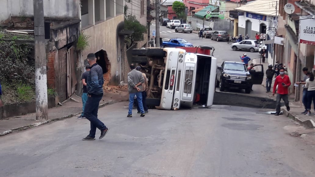 Carreta tomba na rua Brasil e  fecha o trânsito