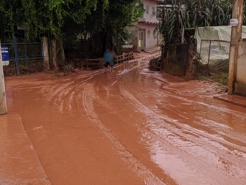 Temporal provoca transbordamento e lamaçal no bairro Amaro Ribeiro