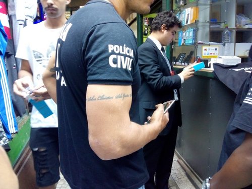 Polícia cumpre mandado de busca e apreensão em box de camelô