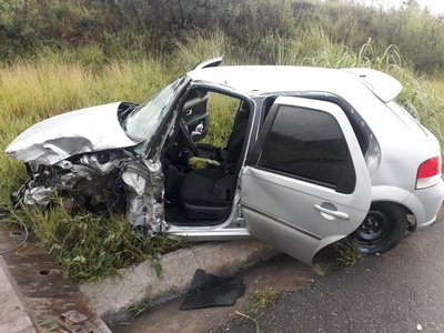 Acidente entre carreta e Palio deixa 3 pessoas feridas