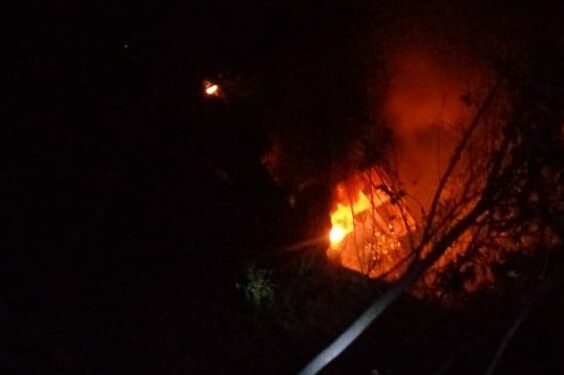 Carreta sai da pista, pega fogo na 040 e motorista morre