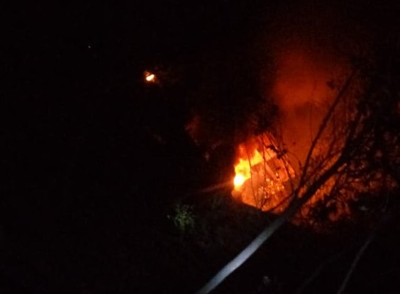 Carreta sai da pista, pega fogo na 040 e motorista morre