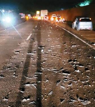 Sucata derramada na pista fura pneus de veículos na 040