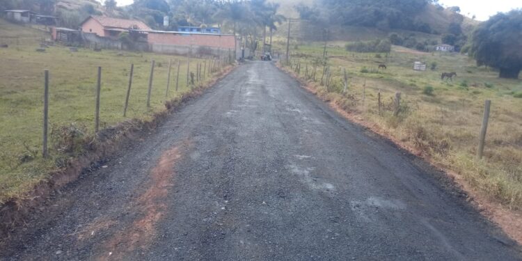 Fresa de asfalto doado pela Via 040 melhora ruas de Cristiano Otoni
