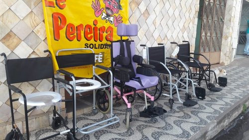 Bloco Zé Pereira entrega cadeiras de rodas adquiridas com venda de abadás