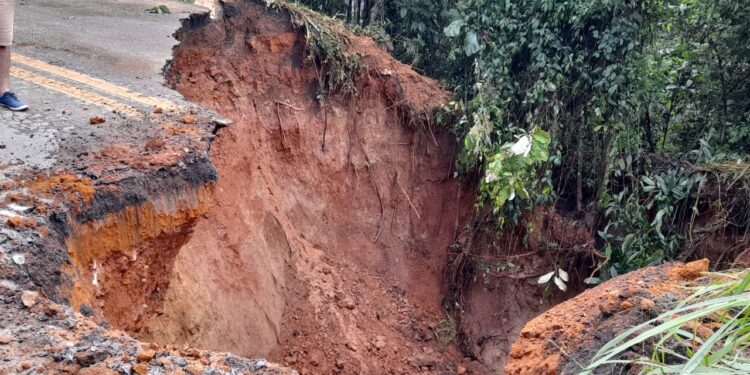 Estrada é totalmente interditada na região de Desterro do Melo, Barbacena e Alto Rio Doce