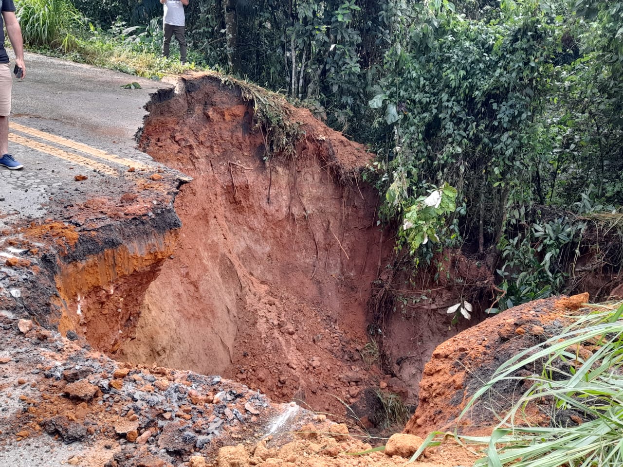 Estrada é totalmente interditada na região de Desterro do Melo, Barbacena e Alto Rio Doce