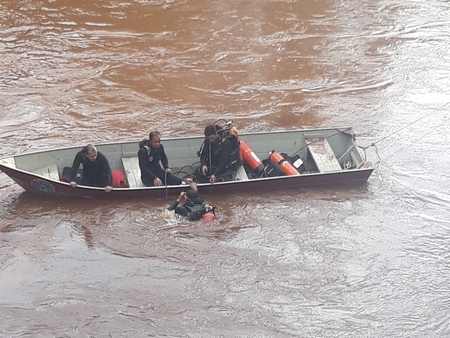 Carro cai em rio e motorista morre