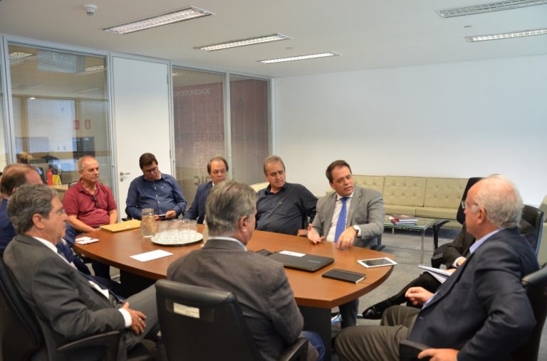 Deputado e prefeitos discutem desenvolvimento econômico com Secretário de Estado