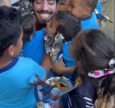Confeiteiro doa 500 ovos de Páscoa em escola em que estudou