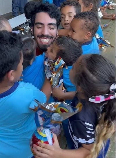Confeiteiro doa 500 ovos de Páscoa em escola em que estudou