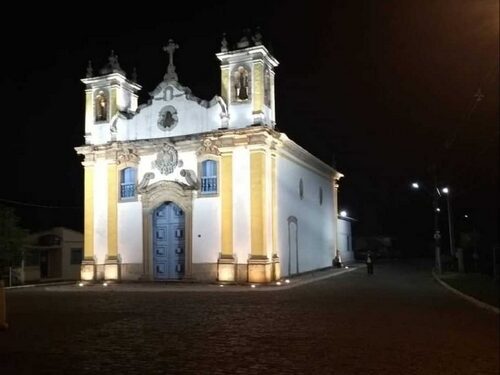 Igreja de Santo Antônio, em Itatiaia, ganha iluminação externa